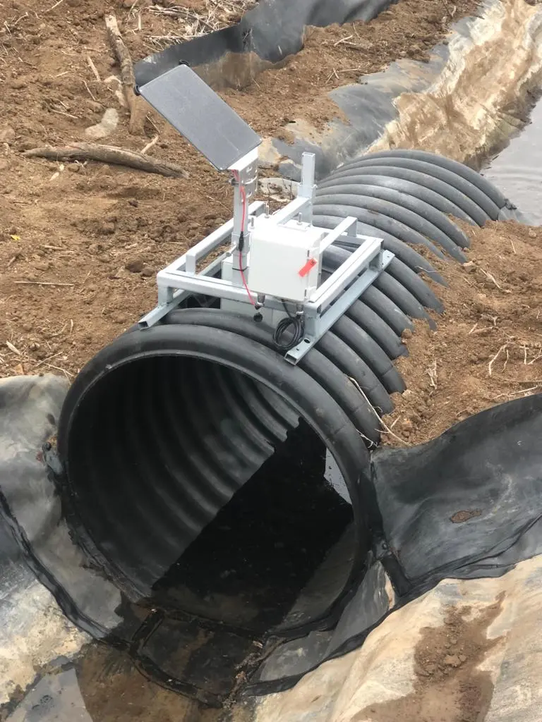 Medidor de caudal sobre un tubo HDPE en una acequia