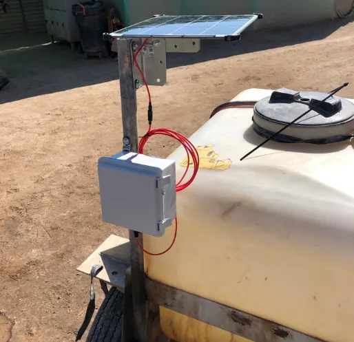 Equipo Fluxsense con panel solar en el estanque de la nebulizadora.
