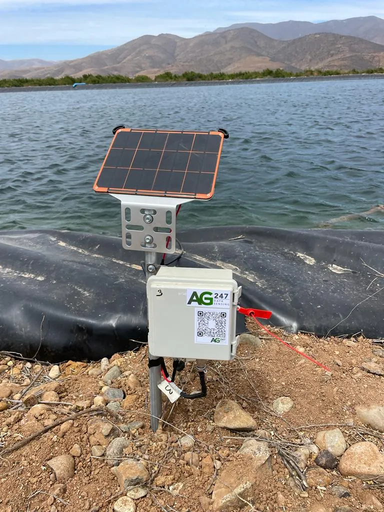 Sensor de nivel con panel solar sobre la membrana de un tranque.